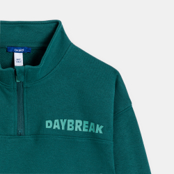 سويت شيرت بياقة عالية وعليه...